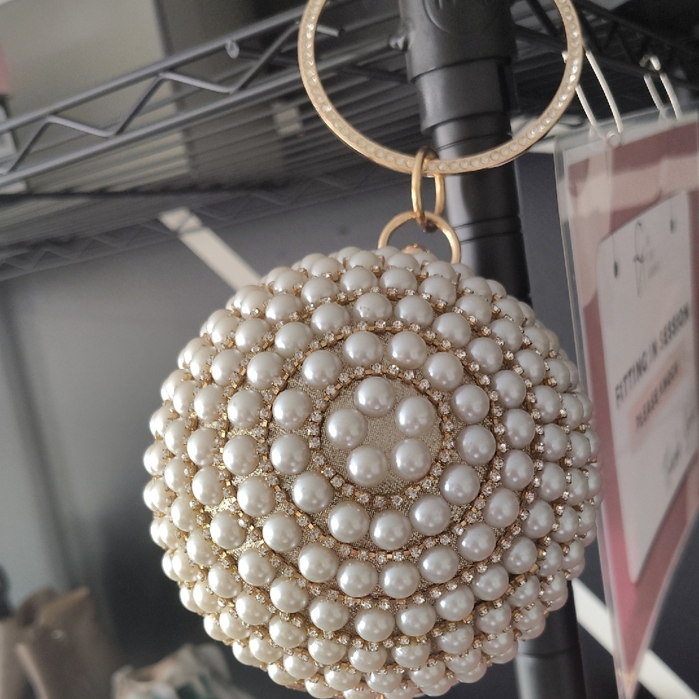 Elegant Pearl and Gold Circle Clutch